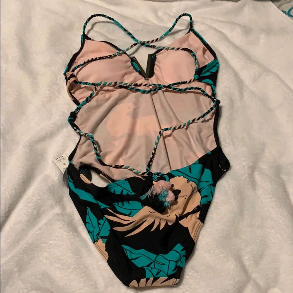 Bikini - Picture 2 of 3